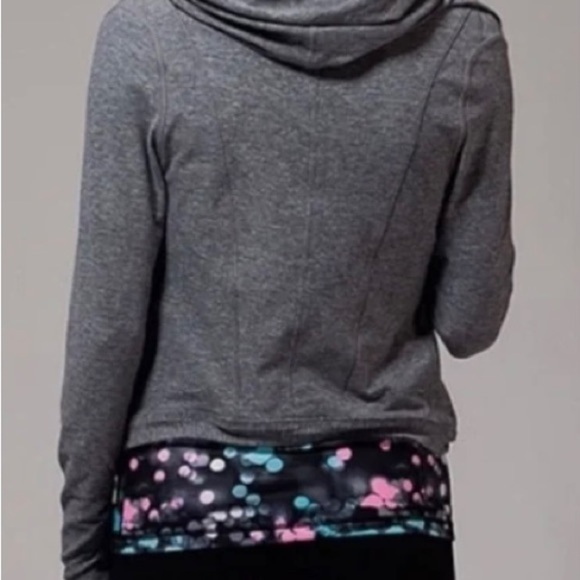 ❄️ IVIVVA by Lululemon Four Count Shrug Hooded Wrap - Picture 3 of 8